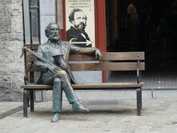 Adolphe Sax assis sur un banc – Dinant