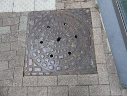 Plaque d&rsquo;égout – rue du Centre – Ciney