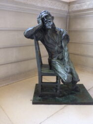 Homme assis sur une chaise – Hôtel de Ville – Saint-Gilles