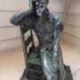 Homme assis sur une chaise - Hôtel de Ville - Saint-Gilles - Image2