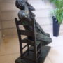 Homme assis sur une chaise - Hôtel de Ville - Saint-Gilles - Image7